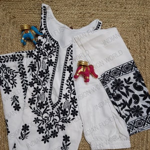 Bellissimo set Kurti Georgette Chikenkari con ricamo Palazzo