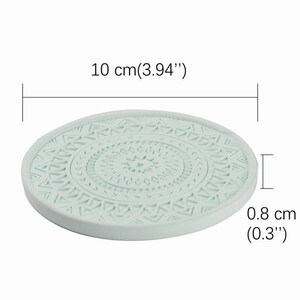 May include: A light blue round coaster with a geometric pattern. The coaster measures 10 cm in diameter and 0.8 cm in height.