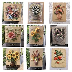 Puede incluir: Nueve placas de pared decorativas con diseños florales y de frutas en 3D. Las placas están hechas de un material texturizado y tienen un aspecto rústico. Los diseños incluyen rosas, girasoles, lirios y fresas.
