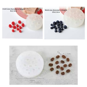 Peut inclure: Trois moules en silicone pour la fabrication d'aliments miniatures. Les moules sont ronds et présentent des motifs différents. Le premier moule mesure 8 pouces de diamètre et 1,9 pouce de hauteur et a un motif pour faire des framboises. Le deuxième moule mesure 10 pouces de diamètre et 1,8 pouce de hauteur et a un motif pour faire des myrtilles. Le troisième moule mesure 7,2 centimètres de diamètre et a un motif pour faire des grains de café. Les moules sont blancs et translucides.