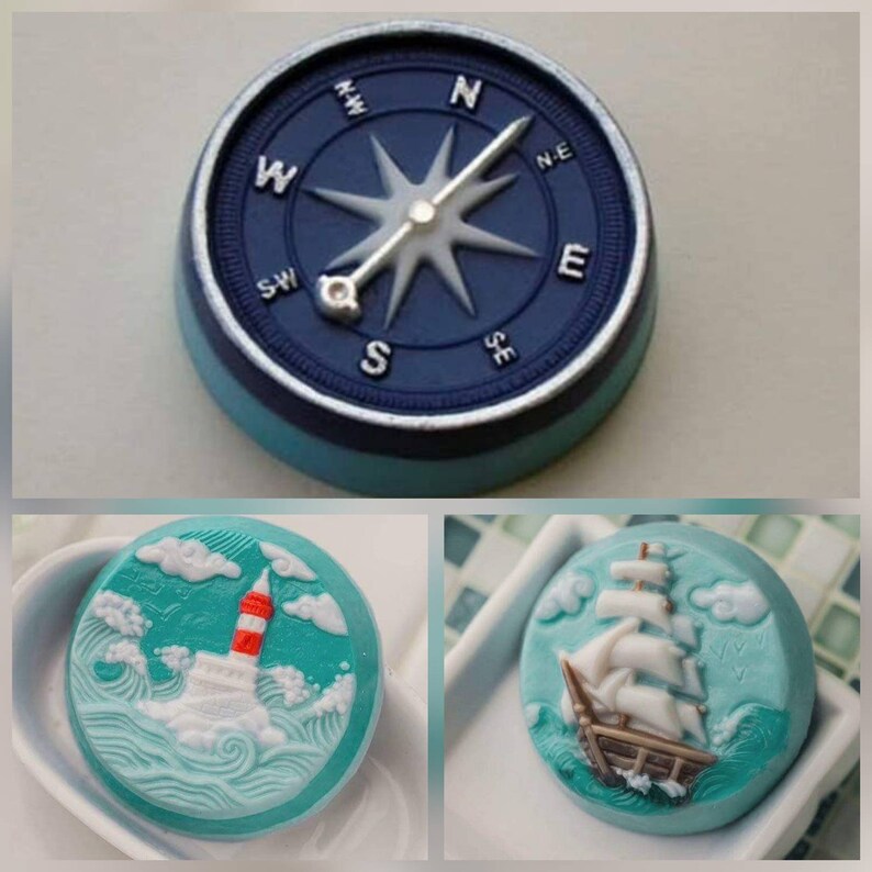 Op de afbeelding: Drie ronde zeepjes met een nautisch thema. De eerste zeep is blauw met een kompasontwerp. De tweede zeep is turquoise met een witte vuurtoren en golven. De derde zeep is turquoise met een wit zeilschip en golven.