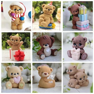 以下が含まれることがあります： ポリマークレイでできたテディベアの人形が9体。クマたちはそれぞれ異なる服装とアクセサリーを身につけています。サンタの帽子、パーティーハット、ハート型のネックレスなどがあります。クマの中にはプレゼントを持っているものや、箱に座っているものもいます。