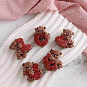 Handgjorda små chokladformar - 4 nallar med alfabetet, 1 nallebjörn med hjärta, tårtdekoration, bakverk, gästprov, tvålform i silikon.