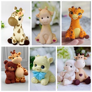 Può includere: Una collezione di figurine di giraffe fatte a mano in varie pose e colori. Alcune giraffe hanno macchie marroni, mentre altre sono a tinta unita. Una giraffa abbraccia un orsacchiotto e un'altra ha un fiocco blu. Perfetto per l'arredamento della cameretta.