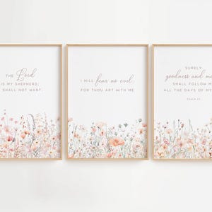 Peut inclure: Trois impressions d'art encadrées avec des motifs floraux et des citations inspirantes. Les impressions présentent un cadre beige clair, un fond blanc et des fleurs aquarelles douces dans des tons de rose et de pêche. Le texte comprend des phrases comme "Le Seigneur est mon berger".