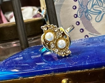 Vintage 70's/80's Gold Tone Pearl & Rhinestone Costume Jewelry Ring
