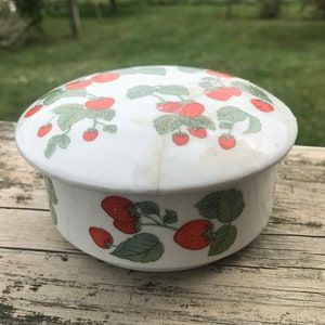 Vintage Strawberry Ceramic Trinket Box. Perfect for Cottagecore!