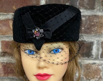Vintage 1950&#39;s Italian Wool Veiled Birdcage Fascinator Pill Box Hat