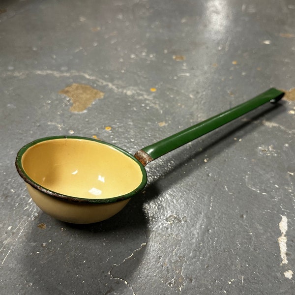 Vintage antieke jaren 20/30 saliegroen emaille pollepel met lange steel rustiek primitief decor