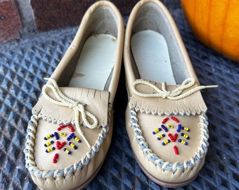 Zapatos tipo mocasín con cordones de cuero beige vintage de los años 70 sin usar, de stock muerto, talla 4