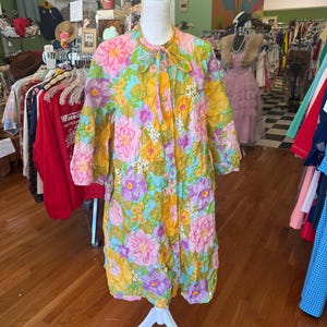 Vintage 60&#39;s Bright Colorful Quilted Textured Bed Robe Dressing Gown