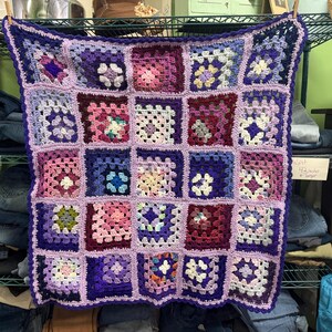 Vintage 70er Jahre Lila Handgehäkelte Oma-Quadrate Afghan Kleine Schoßdecke 40 1/2" x 40 1/2"