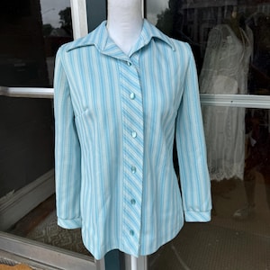 Blusa estilo discoteca con cuello puntiagudo y rayas azules vintage de los años 70