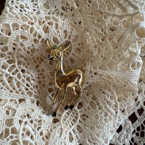 Broche vintage de Natal dos anos 50 com a rena do nariz vermelho de Rudolph
