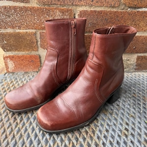 Vintage 90&#39;s does 60&#39;s Brown GoGo Boots Size 4 1/2