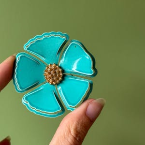 Grote flowerpower metalen emaille vintage jaren 60 groene madeliefje bloemenspeld