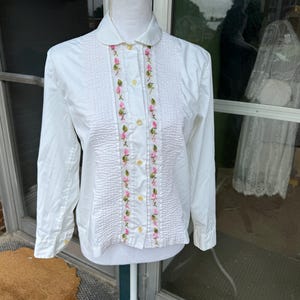 Vintage 60&#39;s Embroidered Rose Bud Peter Pan Collar Button Up Blouse