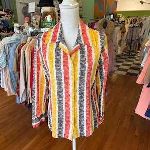 Vintage jaren 70 gestreept polyester gebreid overhemd met spitse kraag