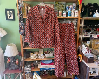 Completo vintage anni '70 Mod Groovy arancione con pantaloni a fantasia vistosa, tuta da discoteca per il tempo libero