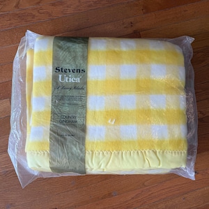 Dead Stock! Vintage 60&#39;s/70&#39;s Yellow Gingham Full Bed Fuzzy Blanket