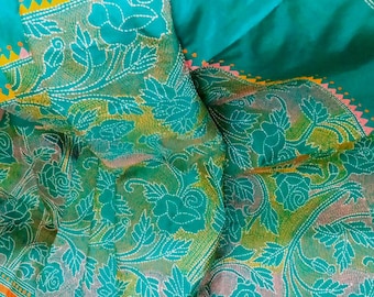 Sari in seta artificiale verde con lavorazione artigianale a punto kantha su tutta la superficie e camicetta da corsa