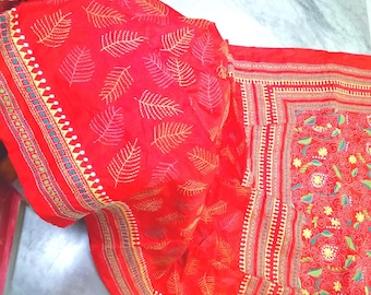 Sari in seta artificiale rosso brillante, interamente realizzato a mano, con punto Kantha e camicetta.