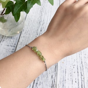 Bracciale in peridoto grezzo - regalo per le donne con pietra portafortuna di agosto - braccialetto con pietre preziose - braccialetto con intenzione di guarigione con cristalli - regalo unico