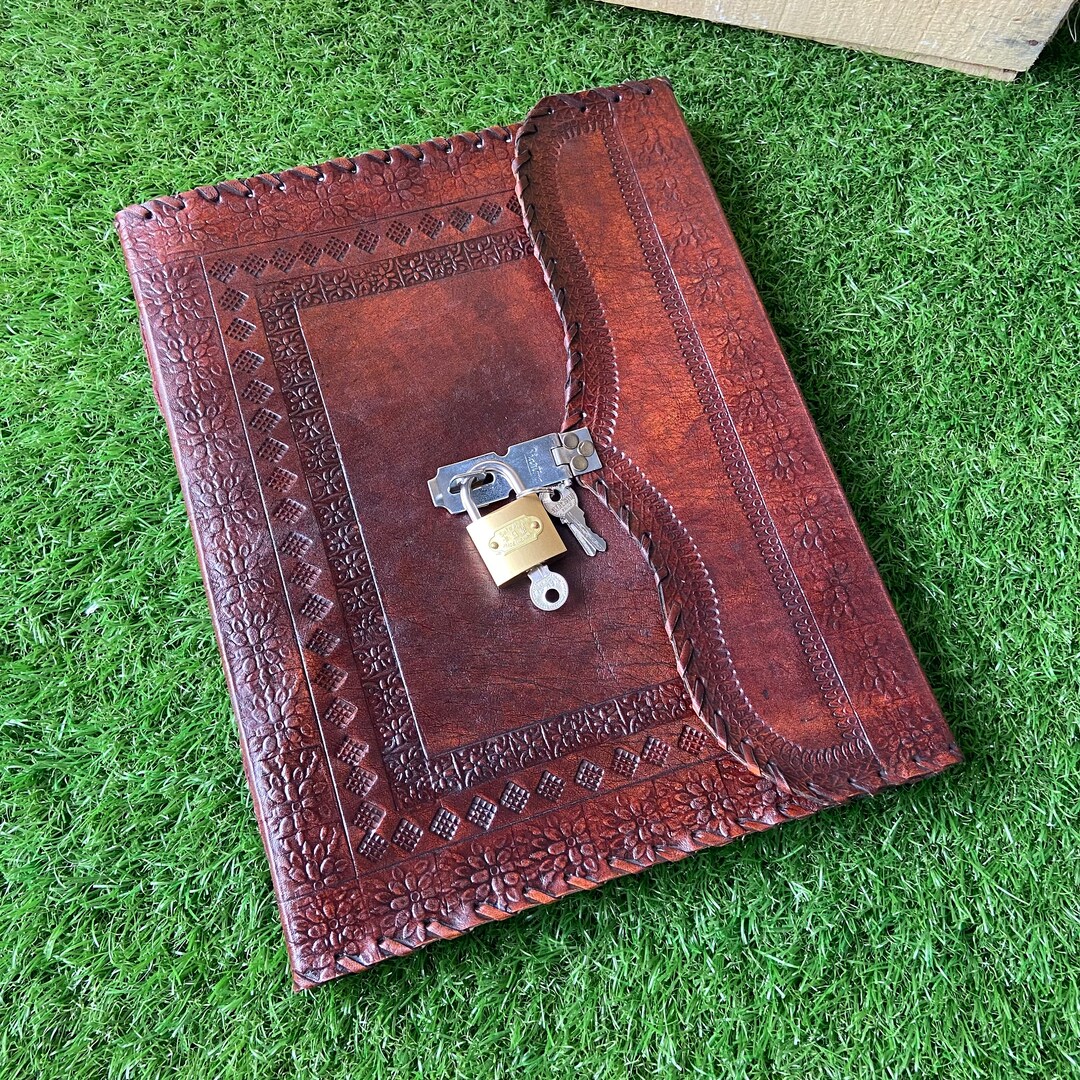 Leather Ring Binder, Lock and Key Leather Grimoire Binder, Leather 2/3