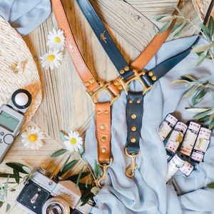 Correa para cámara fotográfica para fotógrafa en cuero hecha a mano en Italia.