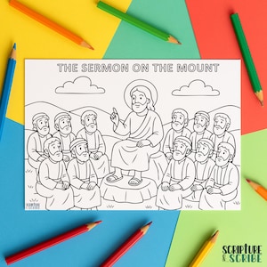 Puede incluir: Dibujo lineal en blanco y negro de una escena religiosa titulada "El Sermón de la Montaña". La imagen representa una figura central hablando a un grupo de hombres sentados. La imagen está rodeada de lápices de colores.