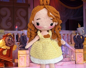 Boneca de crochê artesanal inspirada em sino