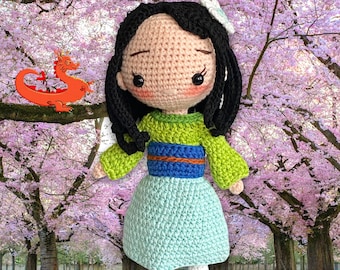 Boneca de crochê feita à mão inspirada na Mulan