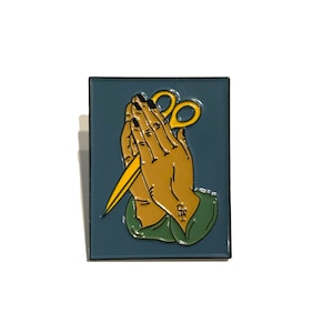 Bidden met schaar emaille pin