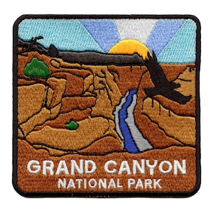 Może przedstawiać: Naszywka haftowana przedstawiająca malowniczy widok na Park Narodowy Grand Canyon z wschodzącym słońcem w tle. Naszywka jest brązowa, niebieska, zielona i biała z tekstem "GRAND CANYON NATIONAL PARK".
