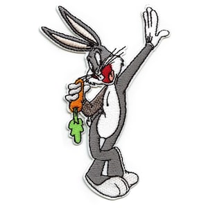 Peut inclure: Un lapin de dessin animé gris et blanc aux longues oreilles tient une carotte dans sa main droite et salue de la main gauche. Le lapin porte une chemise blanche et un pantalon gris. Le lapin regarde vers la droite.