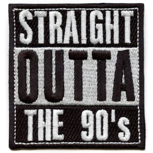 Pode incluir: Patch bordado com o texto "STRAIGHT OUTTA THE 90'S" em branco e preto. O patch é retangular com uma borda preta e um fundo branco para o texto. O texto está em uma fonte em negrito e em blocos.
