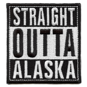 Könnte beinhalten: Schwarz-weiß gestickter Aufnäher mit dem Text "STRAIGHT OUTTA ALASKA" in weißer Schrift auf schwarzem Hintergrund.