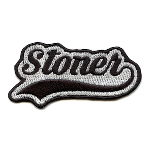 Könnte beinhalten: Ein gestickter Aufnäher in Schwarz und Silber mit dem Wort "Stoner" in einer kursivschriftlichen Schrift.