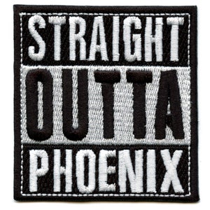 Op de afbeelding: Zwart en wit geborduurd patch met de tekst "STRAIGHT OUTTA PHOENIX".