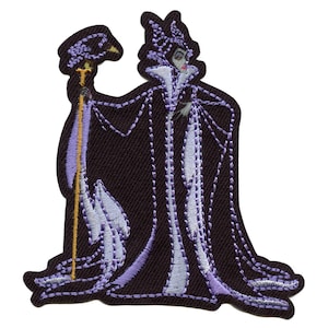 Peut inclure: Un patch brodé thermocollant représentant Maléfique du film d'animation de Disney La Belle au bois dormant. Elle est représentée dans sa robe violette et tenant son bâton avec un corbeau perché sur le dessus.