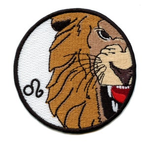 Op de afbeelding: Een geborduurde strijk-op patch met een leeuwenkop die brult. De patch is rond en heeft een witte achtergrond met een zwarte rand. De leeuwenmanen is bruin en de patch bevat het astrologische symbool voor Leeuw.