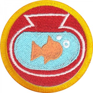 Può includere: Una toppa ricamata in rosso e bianco con un bordo giallo. La toppa presenta una boccia di pesce con un solo pesce arancione all'interno.