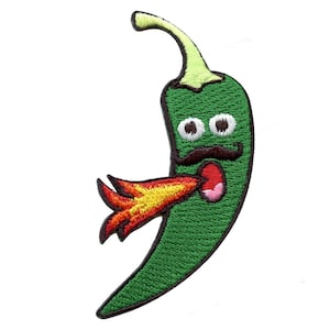 Może przedstawiać: Zielona papryczka chili z kreskówkową twarzą dmuchającą ogniem. Papryczka chili ma duże oczy, wąsy i wystający różowy język. Ogień jest pomarańczowy i żółty.