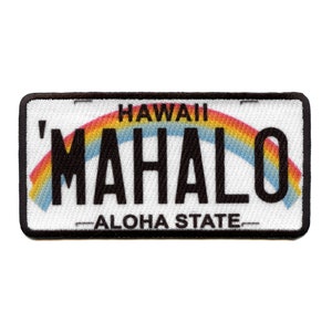 Könnte beinhalten: Ein weißer und schwarzer Patch mit einem Regenbogenbogen und dem Text "HAWAII 'MAHALO' ALOHA STATE"