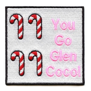 Op de afbeelding: Witte strijkbare patch met twee rode en witte pepermuntstokken en de tekst "You Go Glen Coco!" in roze.
