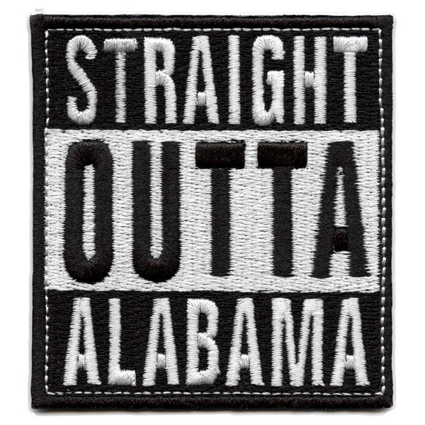 Op de afbeelding: Zwart en wit geborduurd patch met de tekst "STRAIGHT OUTTA ALABAMA".