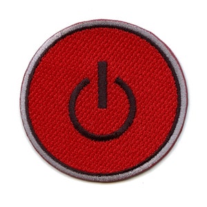 Könnte beinhalten: Ein runder, roter, gestickter Aufnäher mit einem schwarzen Power-Symbol. Der Aufnäher hat einen grauen Rand und ist zum Aufbügeln oder Aufnähen auf Stoff vorgesehen. Das Power-Symbol ist ein universelles Ein/Aus-Symbol.
