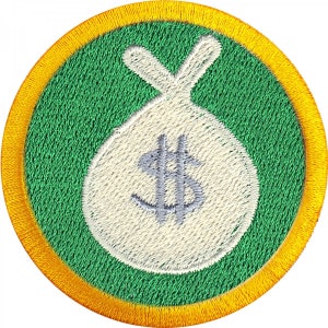 Op de afbeelding: Ronde geborduurde patch met een witte geldbuidel en een grijs dollarteken op een groene achtergrond. Het ontwerp is omlijst door een goudgele rand. Deze patch is geschikt voor diverse toepassingen en symboliseert rijkdom.
