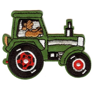 Könnte beinhalten: Grüner gestickter Bügeleisen-Aufnäher mit einem Cartoon-Traktor mit Fahrer. Der Traktor hat schwarze Räder mit roten Zentren und einen weißen Streifen an der Seite.
