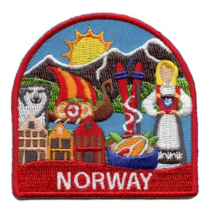 Könnte beinhalten: Gestickter Aufnäher mit einer bunten Szene eines norwegischen Dorfes, einem Wikingerschiff, einer Frau in traditioneller Kleidung und Bergen. Der Text "NORWAY" befindet sich am unteren Rand des Aufnähers.